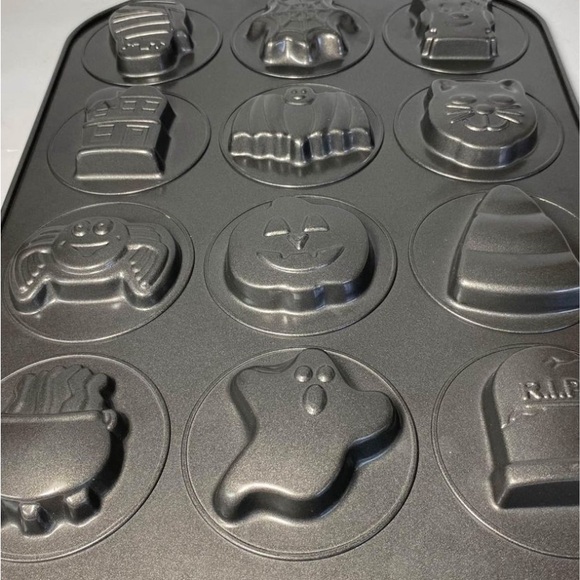Wilton Halloween themed cookie small cake pan - Picture 2 of 3